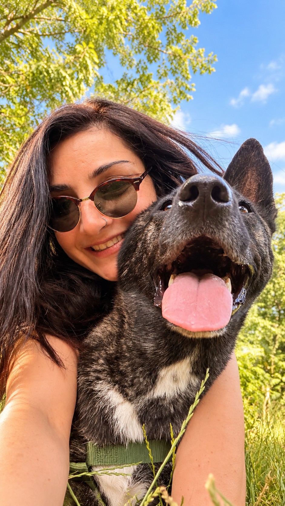 Selfie d’une femme souriante avec un chien dans la nature